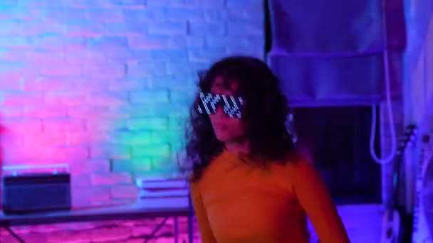 Tatil Konsepti Çözünürlük Asyalı Kadınlar Gece Dans Ederken Eğleniyor Evin — Stok video