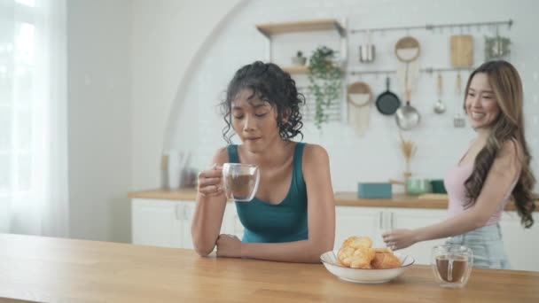 Loma Käsite Resoluutio Aasialaiset Naiset Kahvilla Keittiössä Nuoret Naiset Ovat — kuvapankkivideo