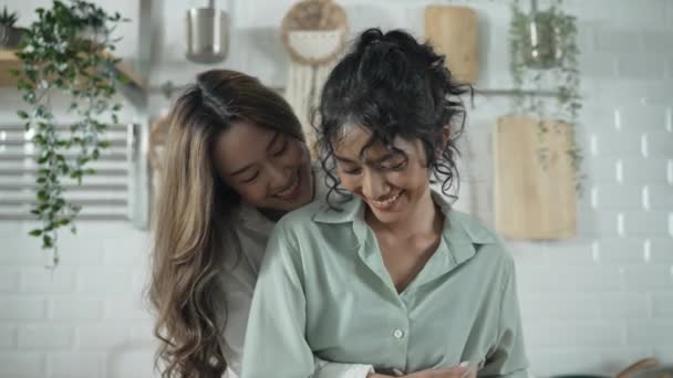 4K解像度の休日の概念 アジアの女性たちが台所で抱き合っている 若いです女性は相互レズビアン愛関係にあります — ストック動画