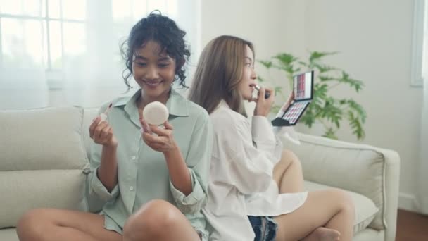Szépségkoncepció Felbontás Ázsiai Lányok Együtt Sminkelnek Nappaliban — Stock videók