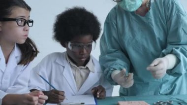 Eğitim konsepti 4k Kararlılık. Tıp fakültesi öğrencileri sınıfta dikiş pratiği yapıyor. Stajyer doktor. eğitim simülasyonu.