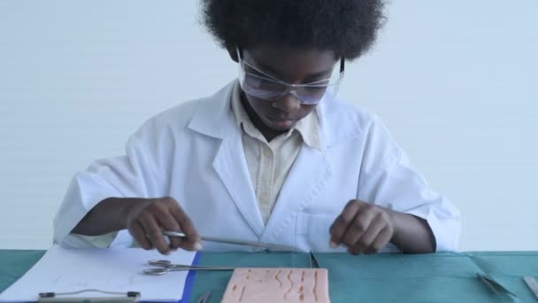 Concept Éducation Résolution Étudiants Médecine Pratiquant Suture Des Plaies Classe — Video