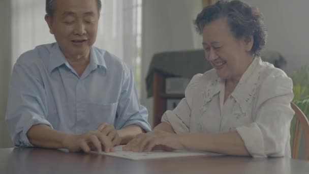 Concept Vacances Résolution Familles Asiatiques Jouant Ensemble Dans Maison Activités — Video