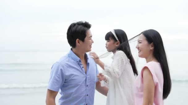 Holiday Concept Resolution Daughter Kisses Mom Dad Cheeks Beach Young — 비디오