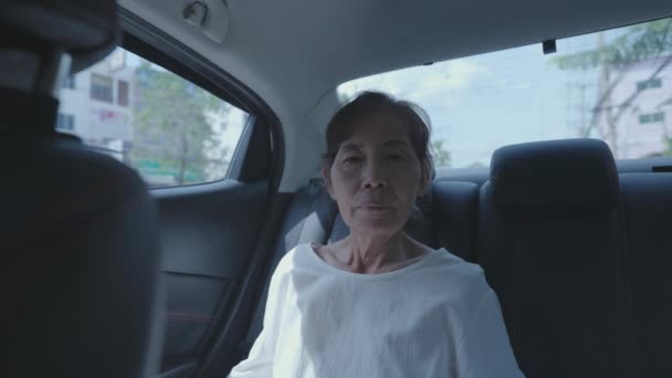 Resekoncept För Upplösning Asiatisk Äldre Kvinna Bär Mask Bilen — Stockvideo