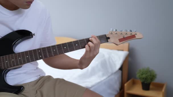 Conceito Férias Resolução Homem Asiático Praticando Guitarra Elétrica Quarto Aprender — Vídeo de Stock