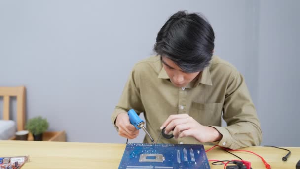 Technologie Concept Van Resolutie Aziatische Man Die Elektronische Circuits Het — Stockvideo