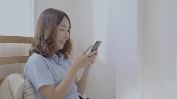 Koncept Dovolené Rozlišení Asijské Dívky Hrát Mobilní Telefony Ložnici — Stock video