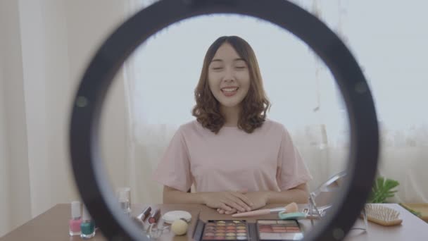 Concept Vacances Résolution Les Filles Asiatiques Enseignent Maquillage Sur Internet — Video