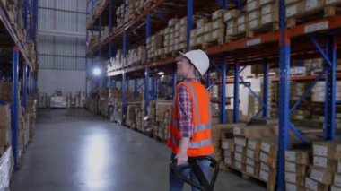 4k Kararlılığın iş konsepti. Çalışanlar malları depoya taşıyorlar..