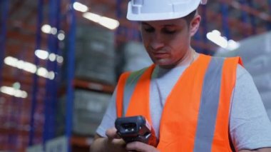 4k Kararlılığın iş konsepti. Müdür depoda çalışma sürecini açıklıyor..