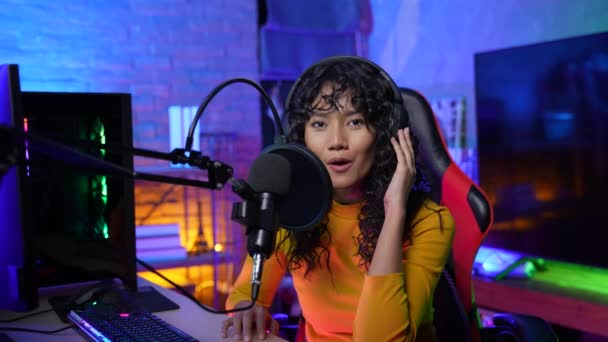 Tatil Konsepti Çözünürlük Asyalı Kadınlar Çevrimiçi Radyo Programı Sunuyorlar Disk — Stok video