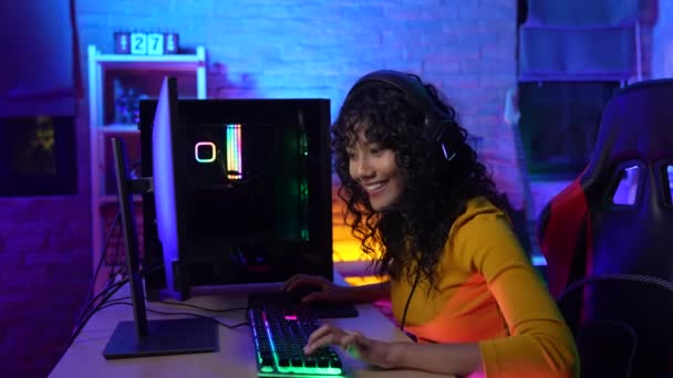 Menina loira jogando jogos de tiro online, sentada na cadeira de jogo.  namorado usando óculos de realidade virtual.