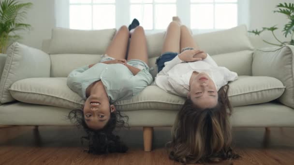4K分辨率的室友概念 亚洲女人倒着躺在沙发上聊天 — 图库视频影像