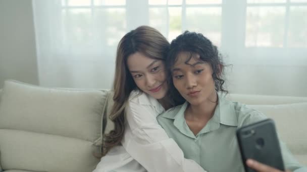 4K分辨率的室友概念 亚洲女人在客厅合影 — 图库视频影像