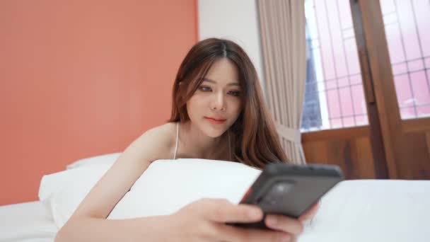 Tatil Konsepti Çözünürlük Asyalı Kızlar Yatak Odasında Cep Telefonlarıyla Oynuyorlar — Stok video