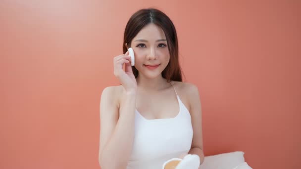 4K解像度の休日の概念 アジアの女の子はベッドルームでベッドで化粧をする — ストック動画