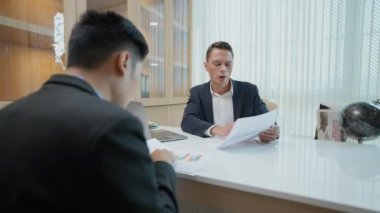 4k Kararlılığın iş konsepti. Müdür, ofisteki bir ortakla toplantı yapıyor..
