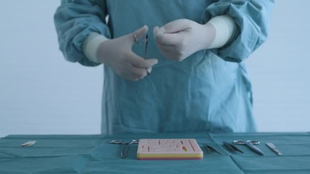 Bildungskonzept Der Auflösung Ein Arzt Übt Nähte Mit Einem Praxisapparat — Stockvideo
