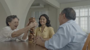 Tatil konsepti 4k Çözünürlük. Asyalı aileler evde oyun oynuyorlar. Eğlenceli ve heyecan verici eğlence aktiviteleri.