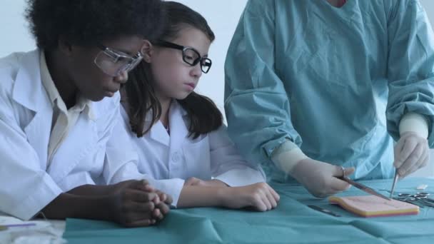 Conceito Educação Resolução Estudantes Medicina Praticam Sutura Feridas Sala Aula — Vídeo de Stock