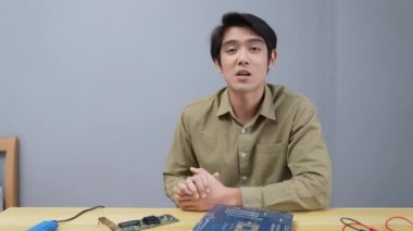 Teknoloji konsepti 4k Çözünürlük. Asyalı adam kendi kendine basit aletleri tamir etmeyi öğreniyor. bilgisayar onarımı.