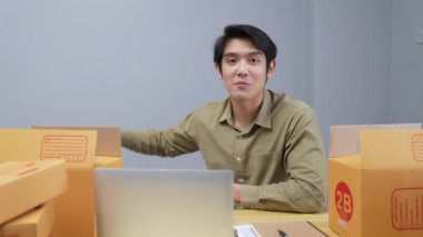 4k Kararlılığın iş konsepti. Ofiste Asyalı adam ürünleri sunuyor..