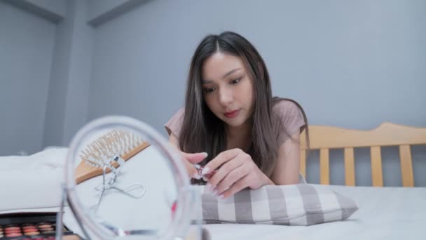 4K分辨率的美感概念 亚洲女孩在卧室的床上化妆 — 图库视频影像