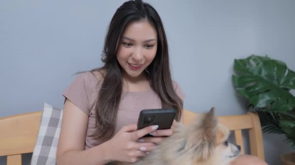 Urlaubskonzept Der Auflösung Asiatische Mädchen Spielen Handys Schlafzimmer — Stockvideo
