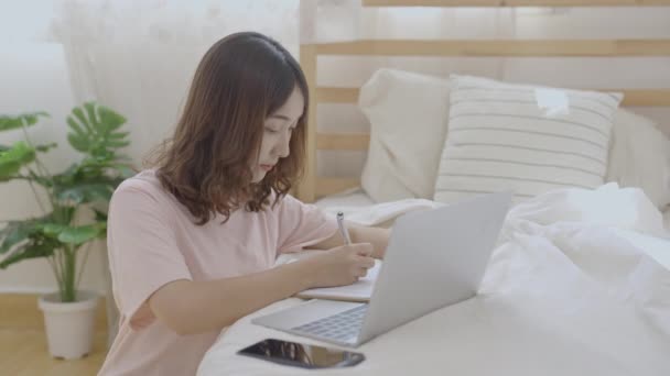 Koncept Dovolené Rozlišení Asijské Dívky Pracující Počítači Ložnici — Stock video