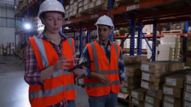 4k Kararlılığın iş konsepti. Depoda birlikte çalışan çalışanlar..