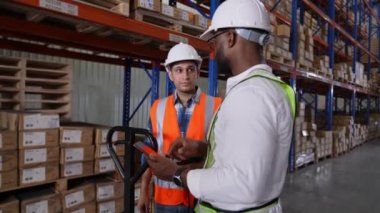 4k Kararlılığın iş konsepti. Çalışanlar depodaki malları denetlemek için birlikte çalışıyorlar..