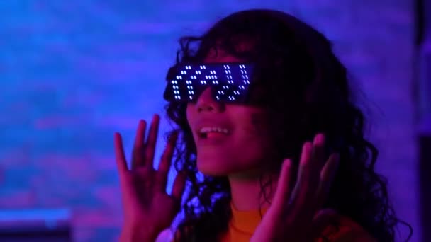 假日4K解像度的概念 亚洲女人晚上跳舞很开心 引导灯在房子里闪烁着 — 图库视频影像