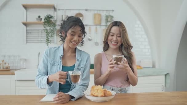 Tatil Konsepti Çözünürlük Asyalı Kadınlar Mutfakta Kahve Içiyorlar Genç Kadınların — Stok video