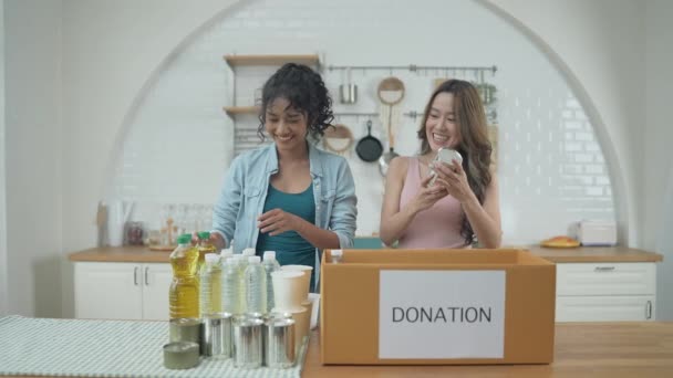 Volontär Koncept Upplösning Asiatiska Kvinnor Packar Mat Donationslåda Hemma Konsumtionsvaror — Stockvideo