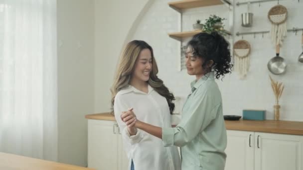 假日4K解像度的概念 亚洲女人在厨房里跳舞年轻女性之间有一种相互的同性恋关系 — 图库视频影像