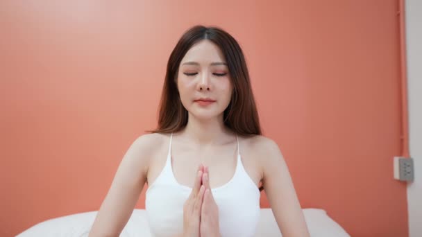 假日4K解像度的概念 亚洲女人正在卧室里做瑜伽 — 图库视频影像