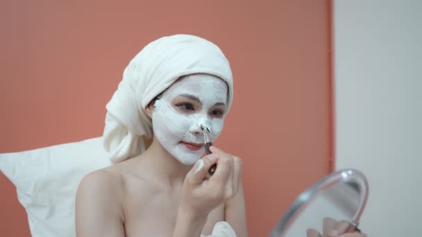 Spa的4K解析度概念 亚洲女人在卧室里涂面霜 泥巴面具 绿茶提取物 — 图库视频影像