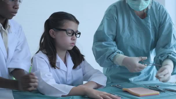 Conceito Educação Resolução Estudantes Medicina Praticam Sutura Feridas Sala Aula — Vídeo de Stock