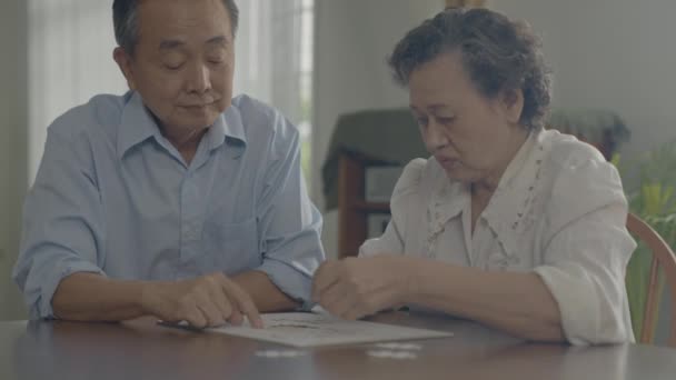 4K解像度の休日の概念 アジアの家族が一緒に家の中でゲームをプレイ 楽しさとエキサイティングなレジャー活動 — ストック動画