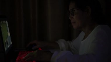 Tatil konsepti 4k Çözünürlük. Asyalı yaşlı kadınlar odada mutlu oyunlar oynuyorlar..