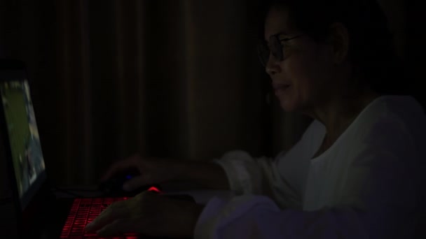假日4K解像度的概念 亚洲老妇人在房间里快乐地玩游戏 — 图库视频影像
