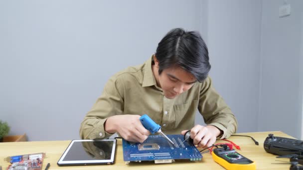 Concept Technologique Résolution Asiatique Branchant Des Circuits Électroniques Dans Maison — Video
