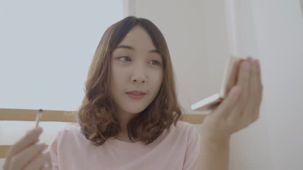 Concepto Belleza Resolución Asiático Niñas Hacer Maquillaje Cama Dormitorio — Vídeos de Stock