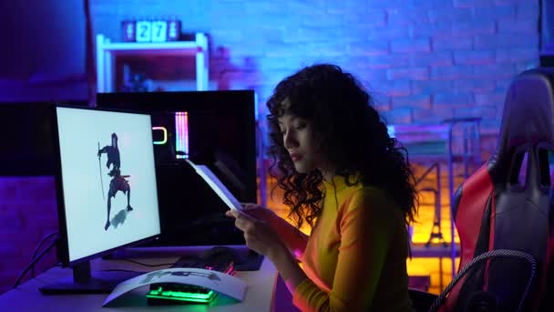 4K解像度のビジネスコンセプト オフィスで働くアジアの女性デザイナー オンラインゲームで服や文字を設計する — ストック動画