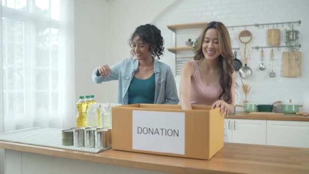 Çözünürlük Gönüllü Konsepti Asyalı Kadınlar Evde Bağış Kutusunda Yiyecek Paketliyorlar — Stok video
