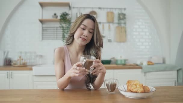 Concept Vacances Résolution Femmes Asiatiques Prenant Café Ensemble Dans Cuisine — Video