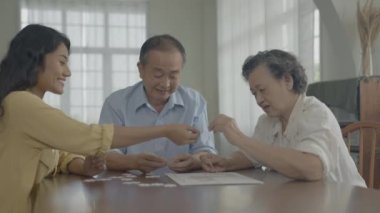 Tatil konsepti 4k Çözünürlük. Asyalı aileler evde oyun oynuyorlar. Eğlenceli ve heyecan verici eğlence aktiviteleri.