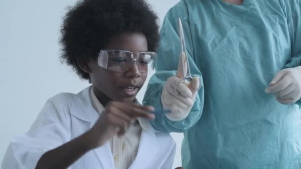 Образовательная Концепция Resolution Студенты Медицинской Школы Практикуют Зашивание Ран Классе — стоковое видео
