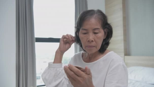 Concepto Vacaciones Resolución Mujer Asiática Peinándose Pelo Dormitorio — Vídeo de stock